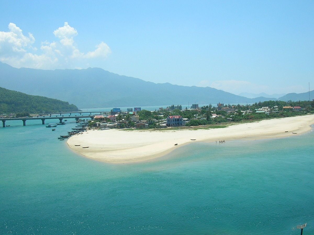 Bãi cát ở Trà Cổ trắng mịn, thoai thoải và sạch sẽ, lý tưởng để tắm biển, đi dạo hoặc tổ chức các hoạt động ngoài trời